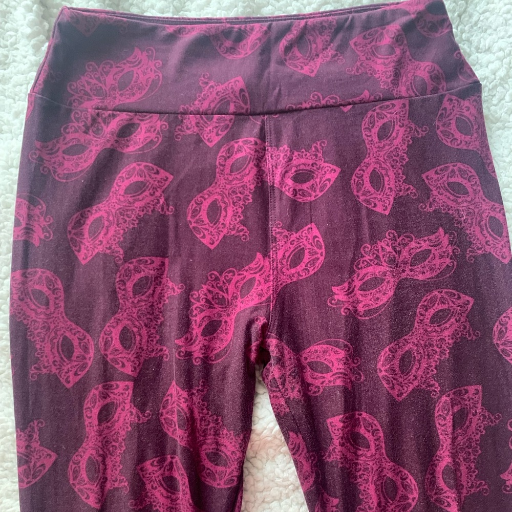 Lularoe OS leggings. GUC burgundy with masks.